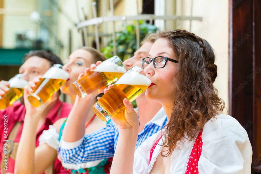 Leute in Bayerischer Tracht in einer Wirtschaft oder Restaurant Leute in Bayerischer Tracht in einer Wirtschaft oder Restaurant