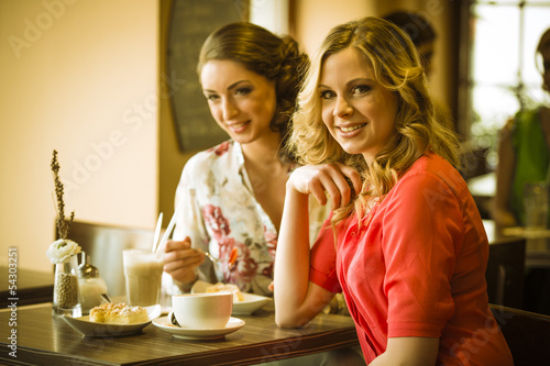 Attraktive junge Frauen in einem Café