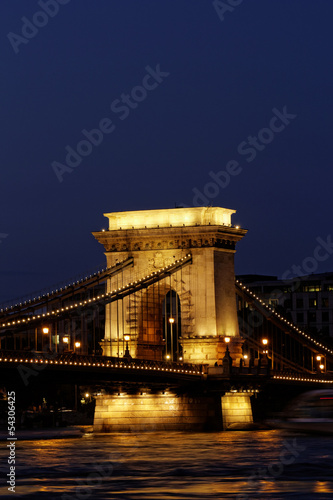 Night image of the hungarian chain Bridge