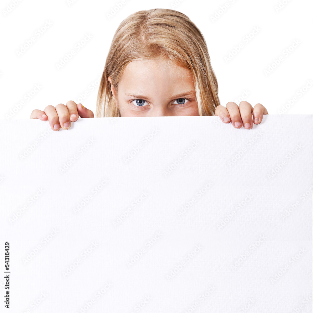 niña sujetando el letrero con espacio en blanco niña sujetando el letrero con espacio en blanco