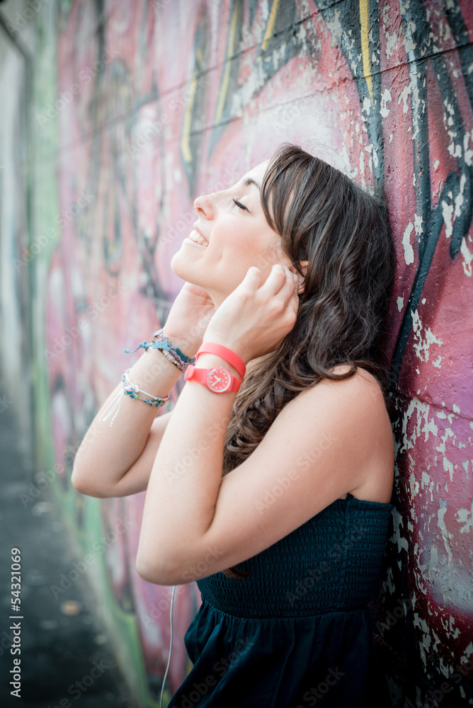 Obraz premium beautiful woman listening to music