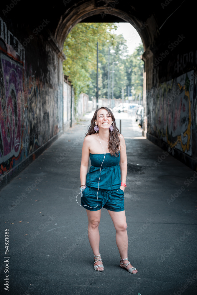 Naklejka premium beautiful woman listening to music