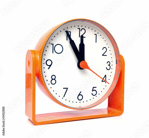 Orange Uhr zeigt "Fünf vor Zwölf"