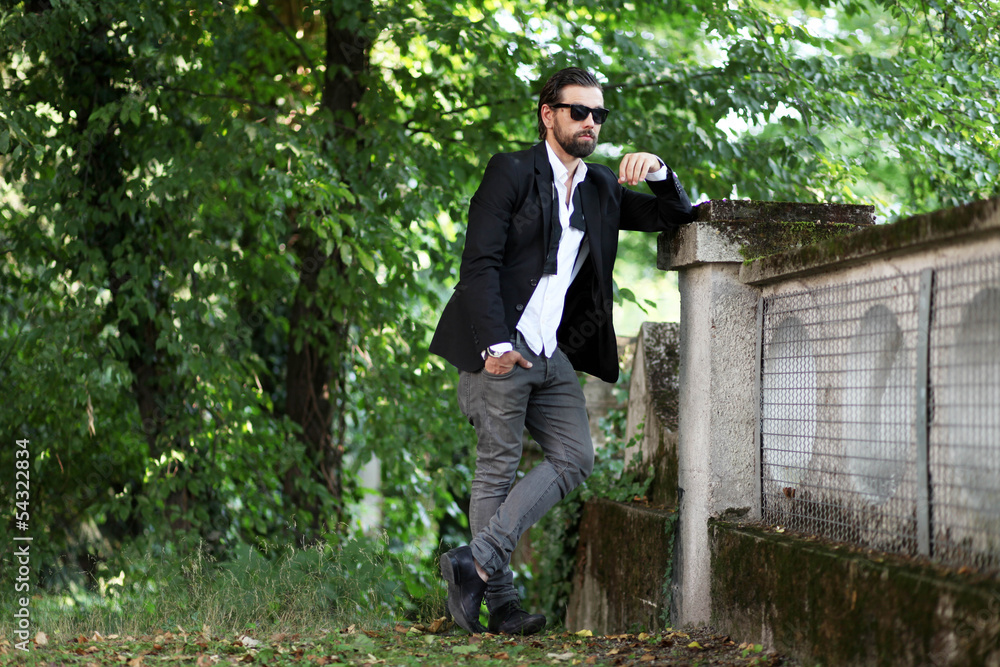 attraktiver Mann im Park