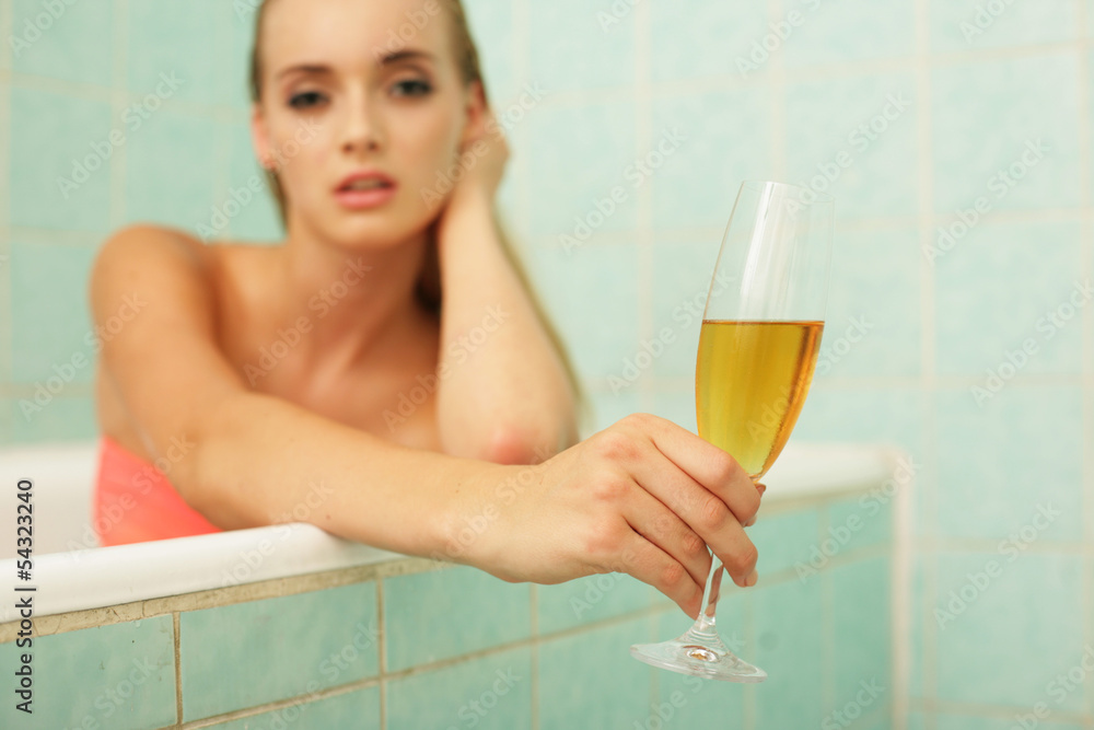 hübsches Model mit Champagner in der Badewanne hübsches Model mit Champagner in der Badewanne