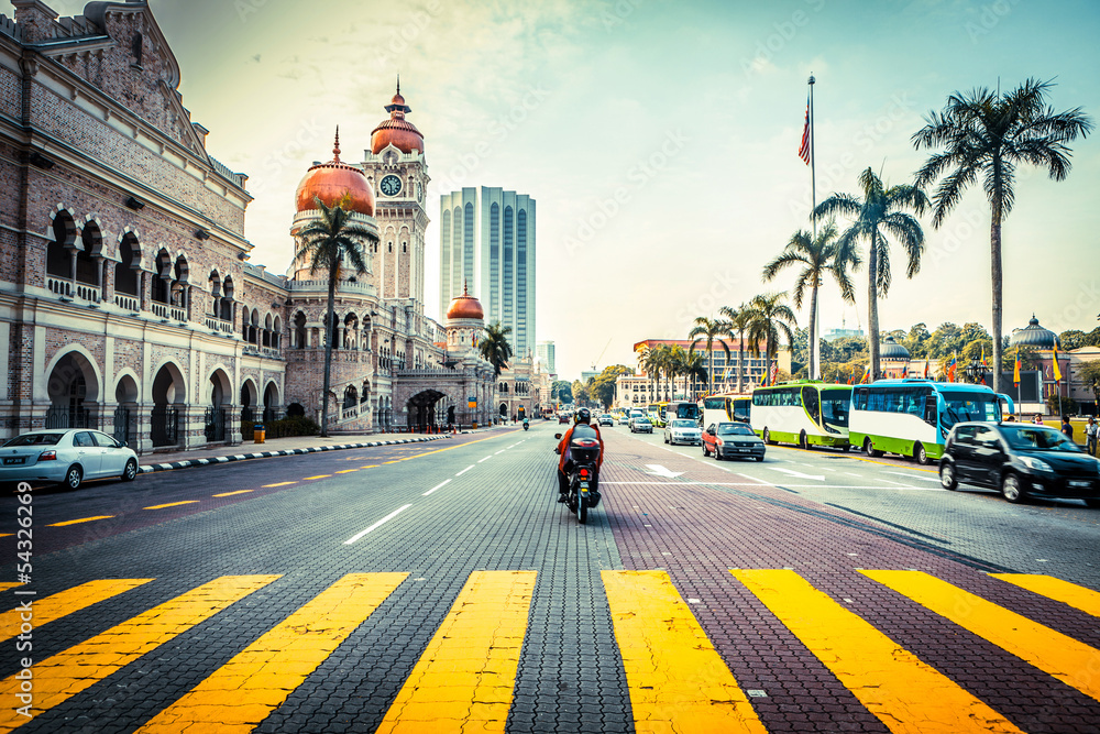 Fototapeta premium Droga przed budynkiem Sultan Abdul Samad w Malezji