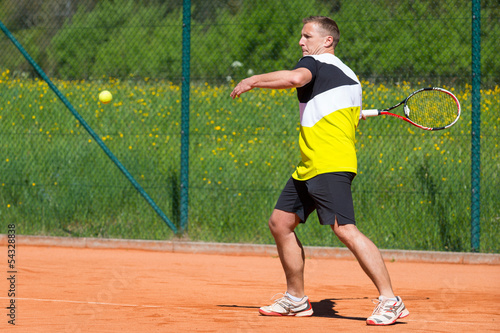 tennis player makes forehand on sand court © A2LE