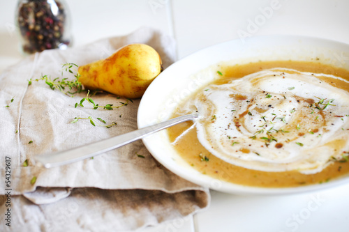 Fotografia Rutabaga sweet potato soup with pears, cream and maple syrup