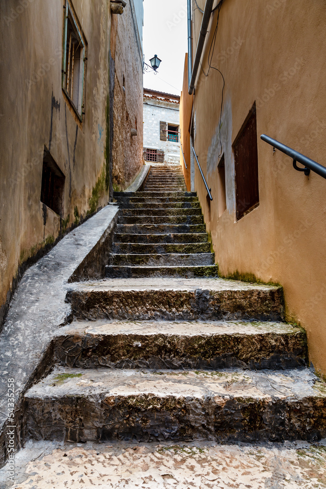 Obraz premium Wąska ulica w średniowiecznym mieście Rovinj, Istria, Chorwacja