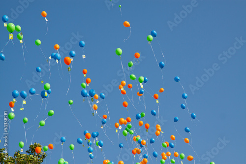Luftballons steigen in den Himmel