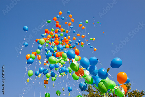 Luftballons fliegen zum Himmel