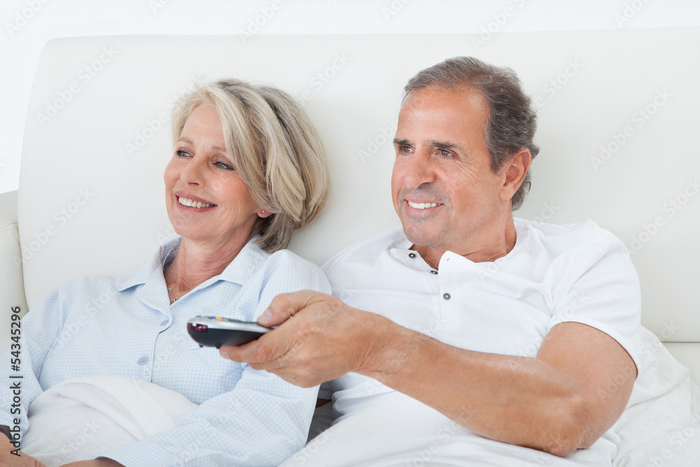 Obraz premium Happy Couple Watching Television