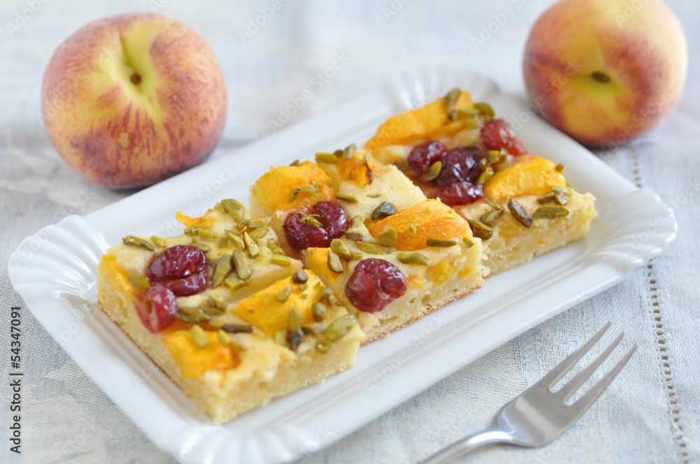 Blechkuchen mit Aprikosen und Kirschen Blechkuchen mit Aprikosen und Kirschen