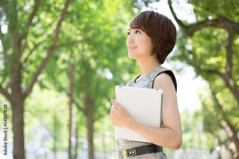 タブレットを見る女性　ビジネス