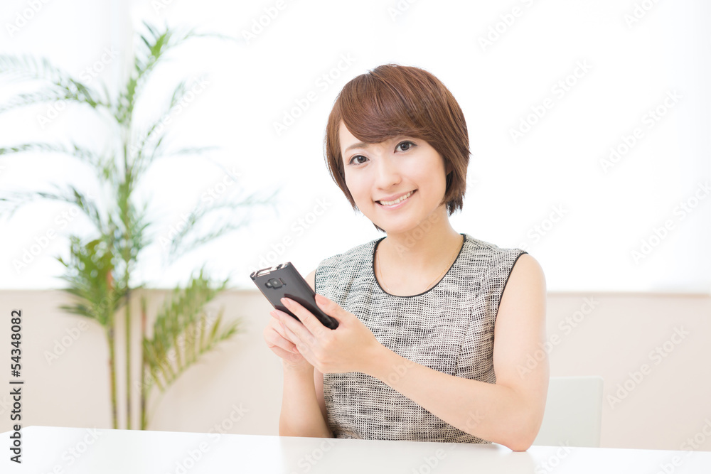 スマートフォンを見る女性　ビジネス