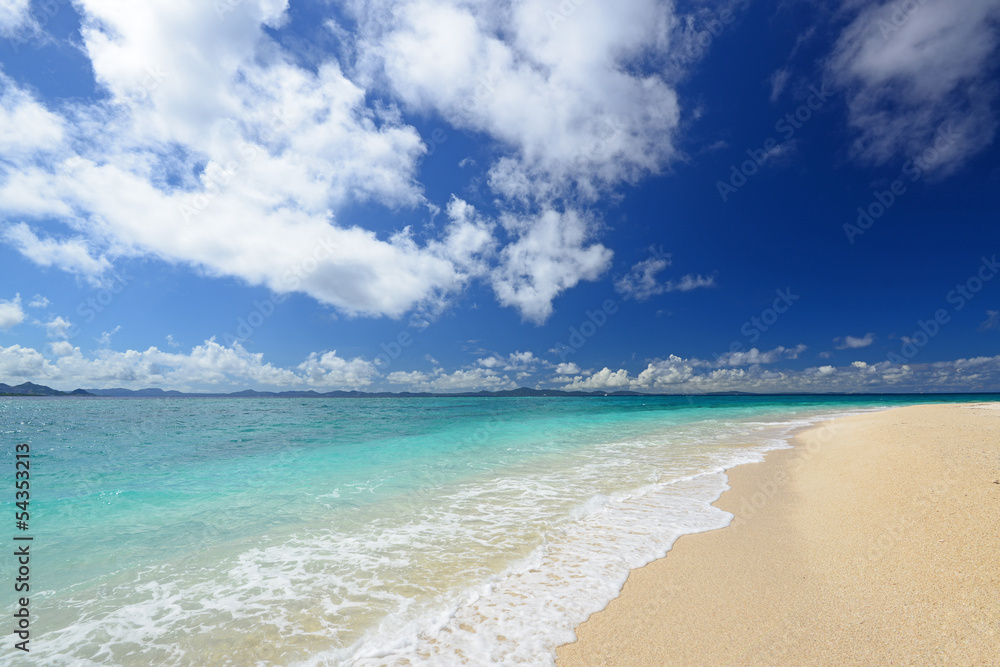 南国沖縄の綺麗な珊瑚の海と夏空