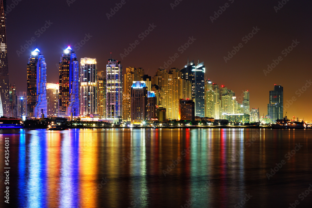 Fototapeta premium Dubai Marina, UAE at dusk as seen from Palm Jumeirah