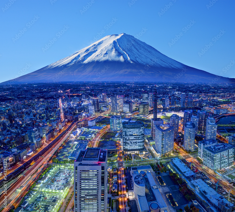 Obraz premium Mt. Fuji And Yokohama Skyline in Japan