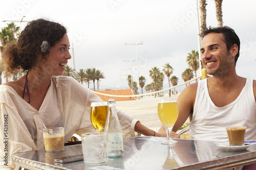 Freunde trinken Bier am Strand