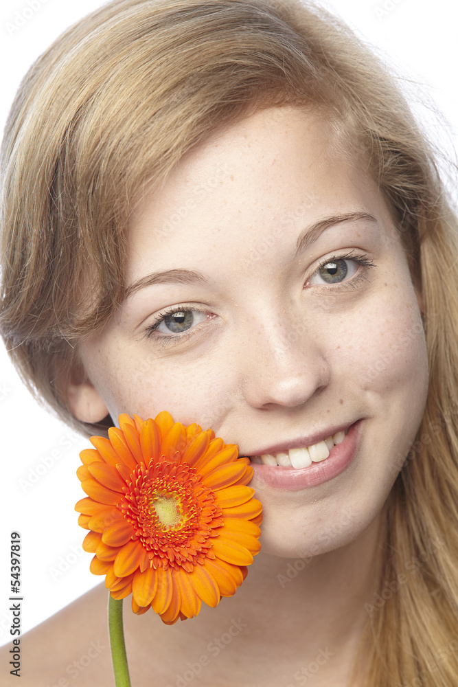 Junge Frau mit orangefarbener Gerbera Junge Frau mit orangefarbener Gerbera