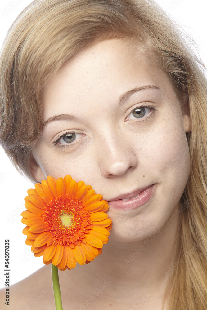 Junge Frau mit orangefarbener Gerbera Junge Frau mit orangefarbener Gerbera