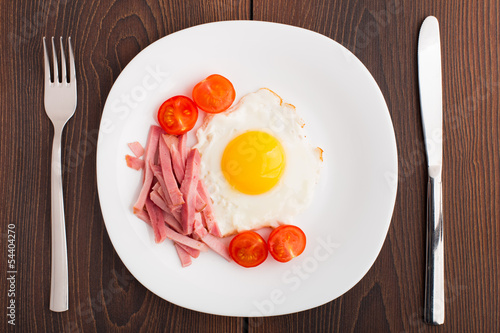 Fried egg with ham and tomato