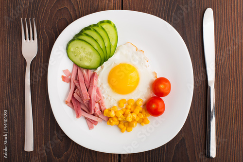 Fried egg with vegetables and ham