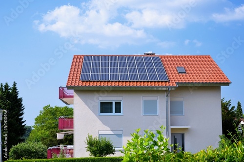 Wallpaper Mural Wohnhaus mit Solaranlage Torontodigital.ca