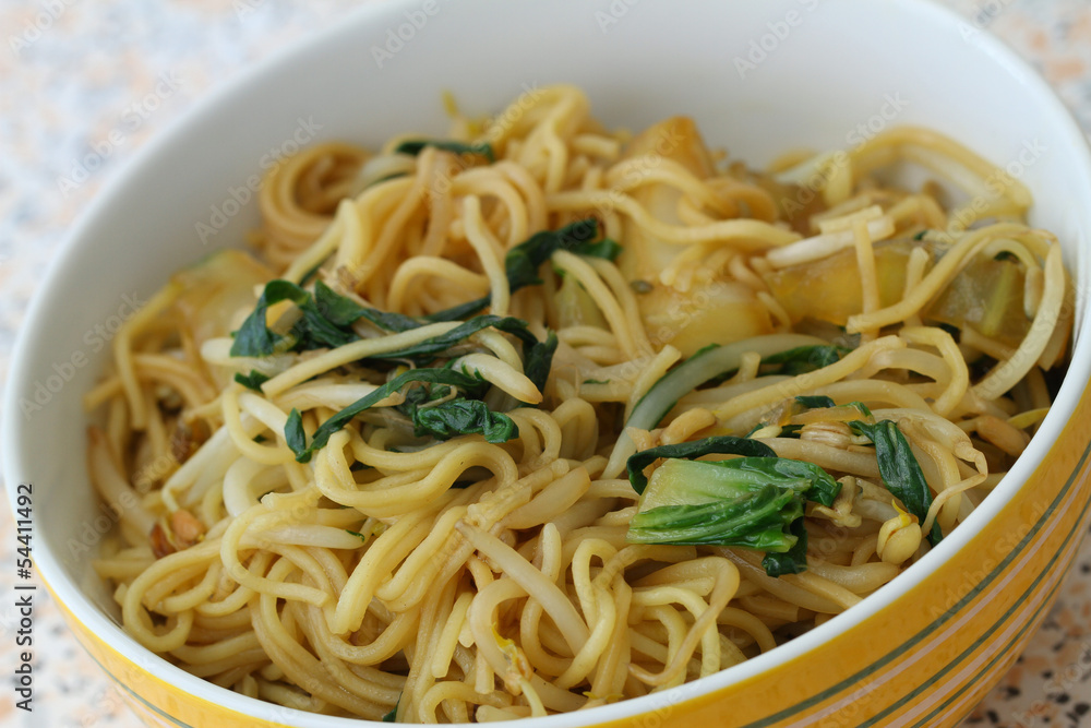 Chinese noodles with beansprouts and paksoy