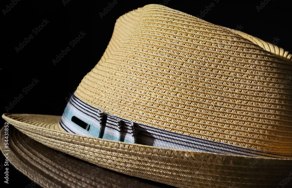 chapeau de paille sur fond noir,été,soleil,soirée Stock Photo | Adobe Stock