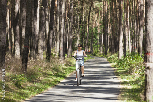 Wallpaper Mural Frau beim Fahrrad fahren in Brandenburg Torontodigital.ca
