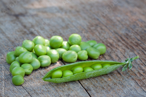 Erbsen Arrangement auf Holz