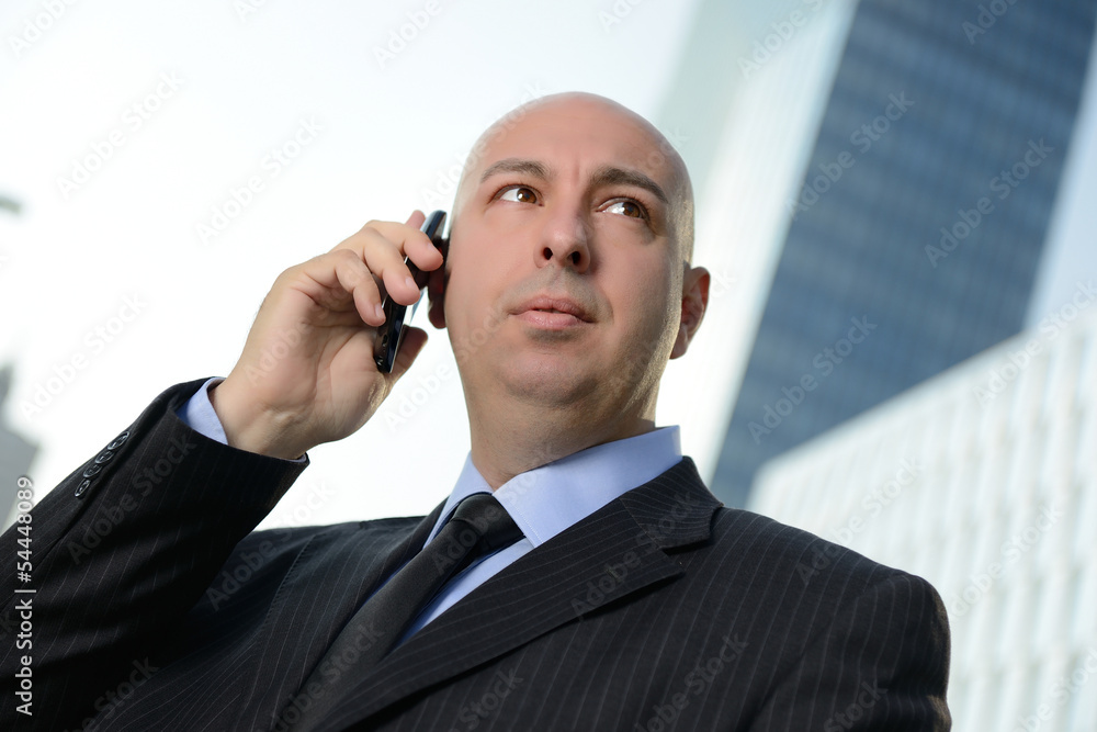 Manager serio al telefono Manager serio al telefono