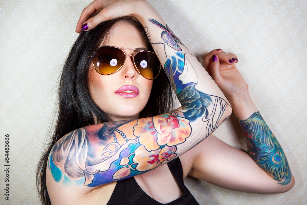 Obraz premium beautiful young woman with a tattoo..