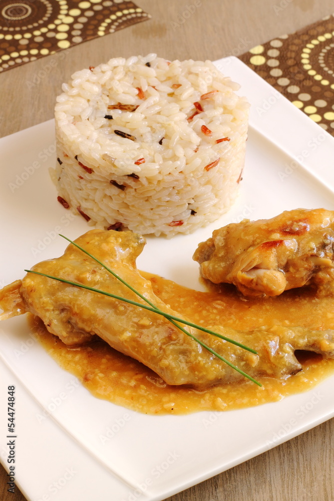 Conejo estofado con salsa de cebolla y arroz Conejo estofado con salsa de cebolla y arroz
