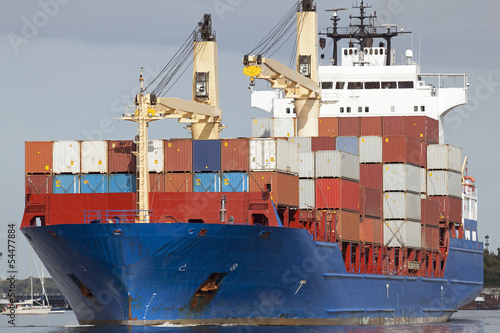 Containerschiff auf dem Nord-Ostsee-Kanal in Kiel, Deutschland