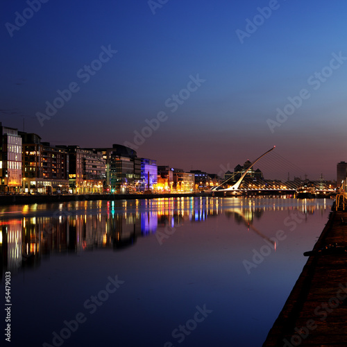 Canvas Print South bank of the river Liffey at Dublin City Center at night