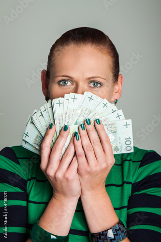 kobieta w studio z wachlarzem pieniędzy