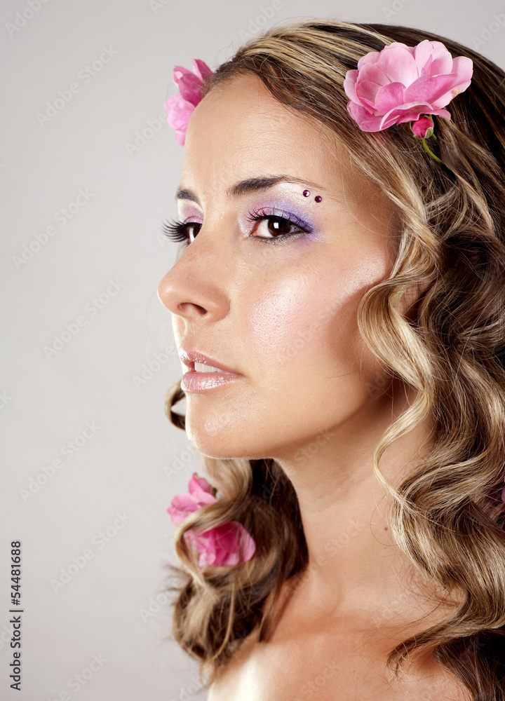 Naklejka premium beautiful face with pink roses