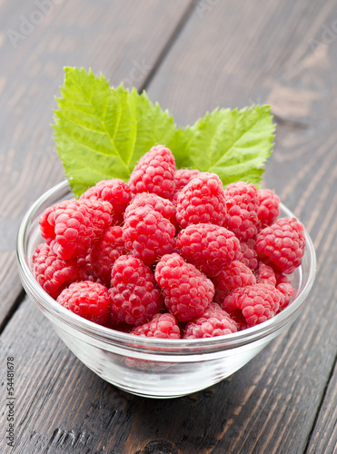 Wallpaper Mural ciotola di lamponi con foglie Torontodigital.ca