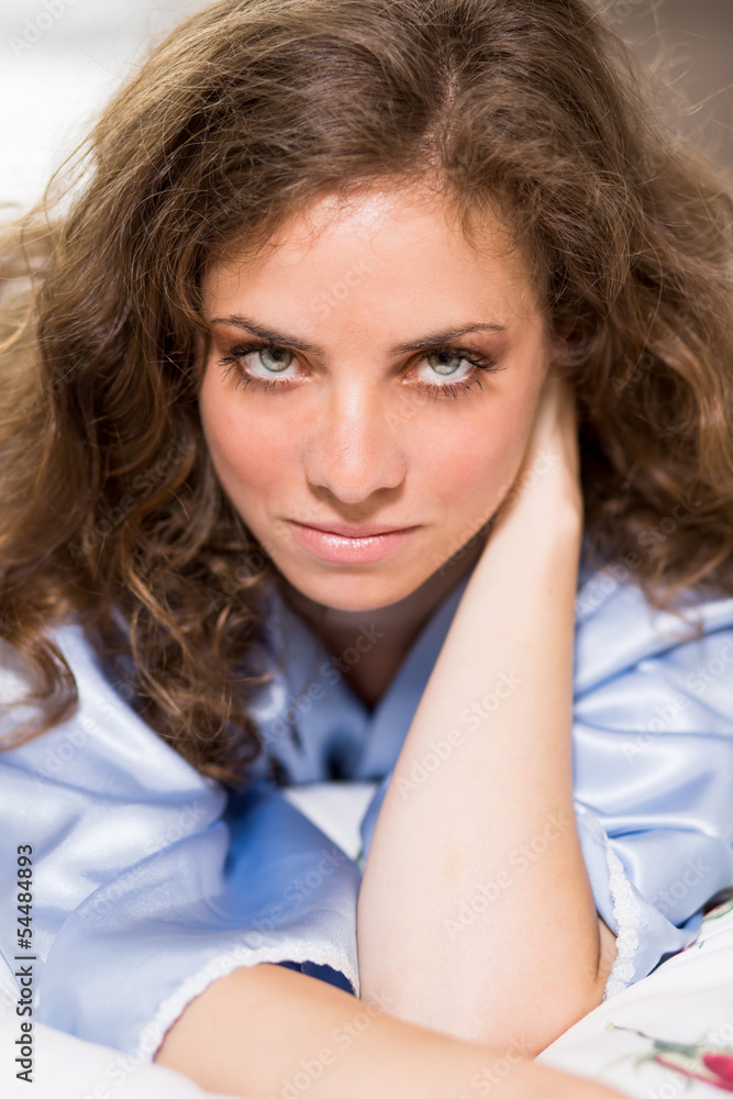 Junge Frau mit verträumten Blick Junge Frau mit verträumten Blick