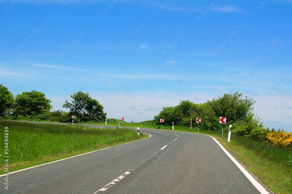 Fototapeta premium ansteigende Strassenkurve