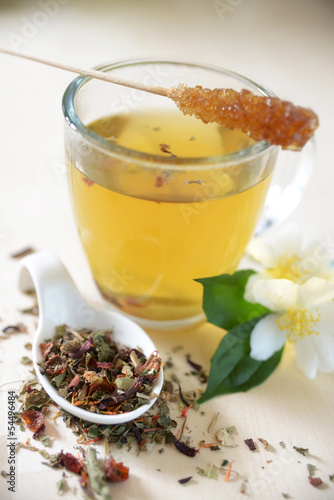 Tee aus Kräutermischung mit Kandiszucker