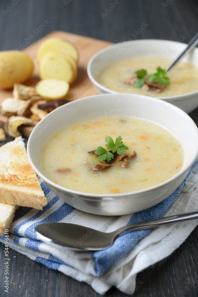 Vegetarische Kartoffelsuppe mit getrockneten Waldpilzen