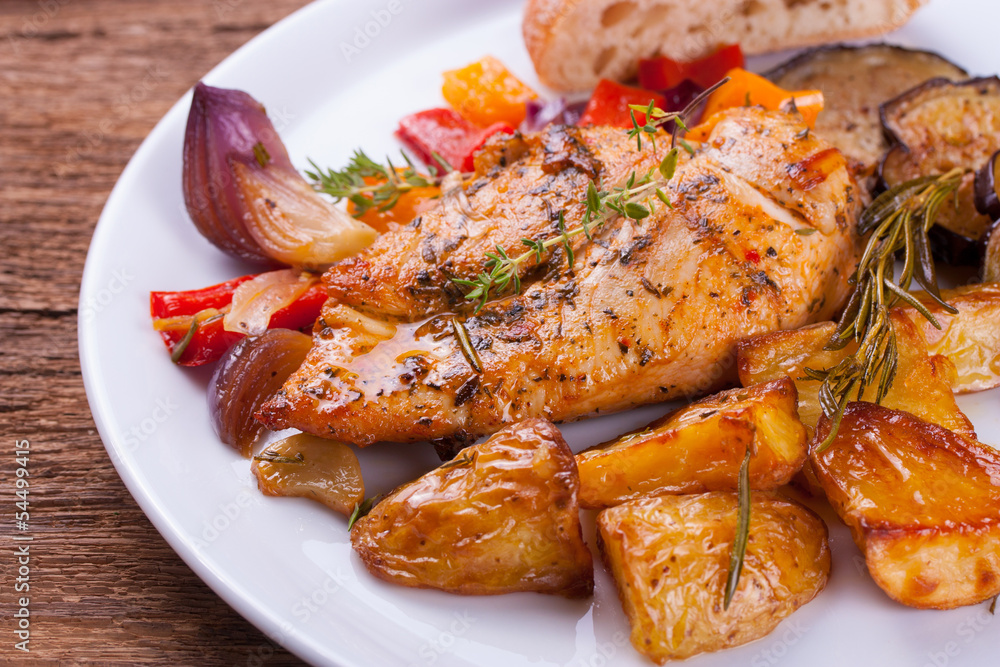 Geflügel vom Grill mit Ofenkartoffeln Geflügel vom Grill mit Ofenkartoffeln