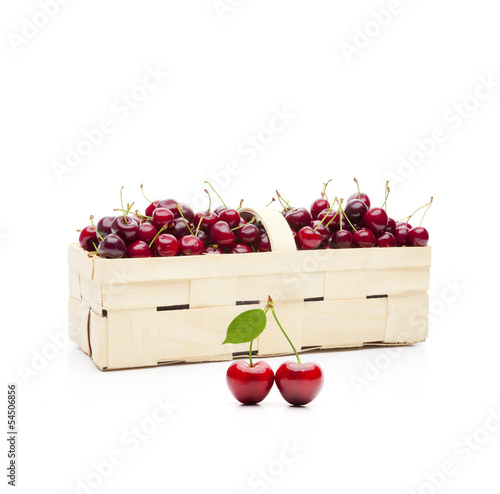 Körbchen mit Kirschen