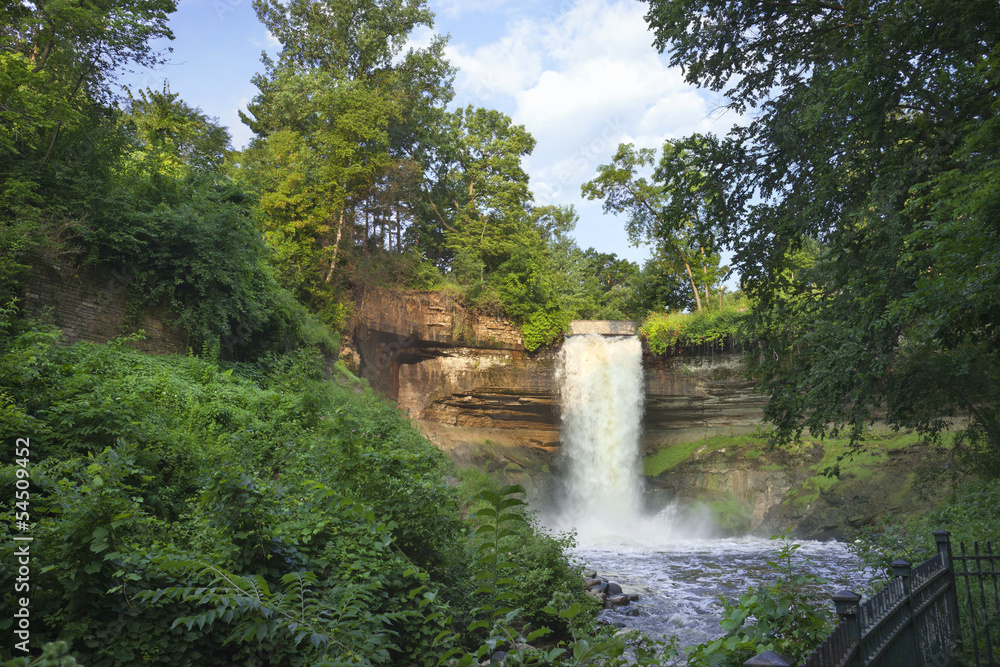 Fototapeta premium Minnehaha Falls in Minneapolis, Minnesota on a summer morning