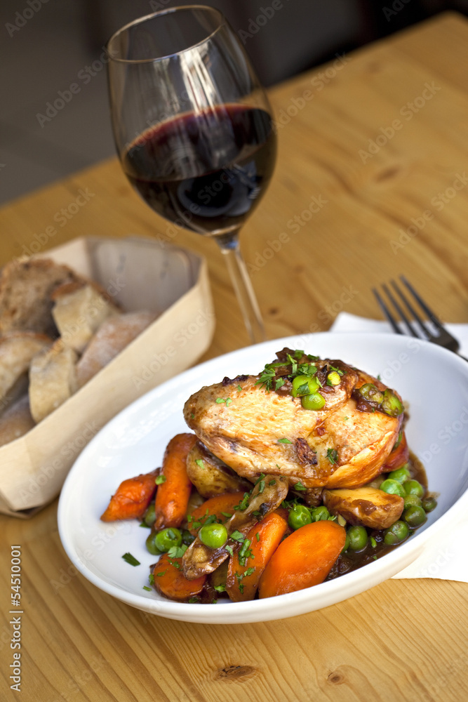 Poulet, légumes, volaille, carottes, pommes de terre, vin Poulet, légumes, volaille, carottes, pommes de terre, vin
