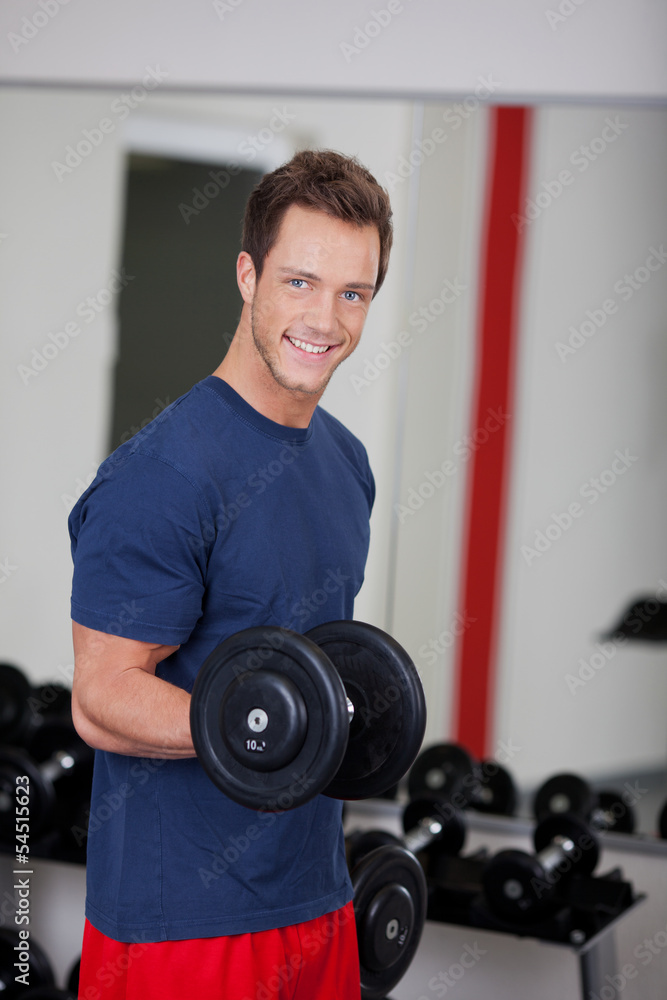 lächelnder mann trainiert im fitnessstudio lächelnder mann trainiert im fitnessstudio