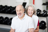 lächelndes älteres paar im fitnessstudio